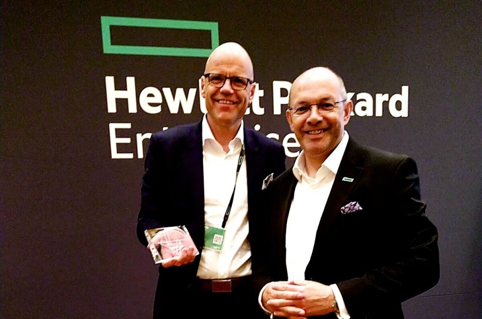 HEDRET: Sven Ole Skrivervik (t.v.) mottok prisen som beste serviceleverandør i Nord-Europa fra HPEs Luc Opdebeeck. (Foto: Basefarm) HEDRET: Sven Ole Skrivervik (t.v.) mottok prisen som beste serviceleverandør i Nord-Europa fra HPEs Luc Opdebeeck. (Foto: Basefarm)