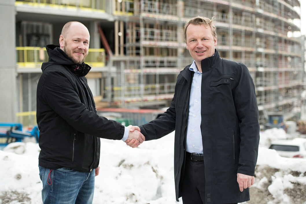 SAMARBEID: Telia og Effera skal samarbeide om å digitalisere byggeplasser ved hjelp av Tingenes Internett. Her inngår Frank Wehus fra Effera og Jon Christian Hillestad fra Telia avtalen. (Foto: Telia pressefoto) SAMARBEID: Telia og Effera skal samarbeide om å digitalisere byggeplasser ved hjelp av Tingenes Internett. Her inngår Frank Wehus fra Effera og Jon Christian Hillestad fra Telia avtalen. (Foto: Telia pressefoto)
