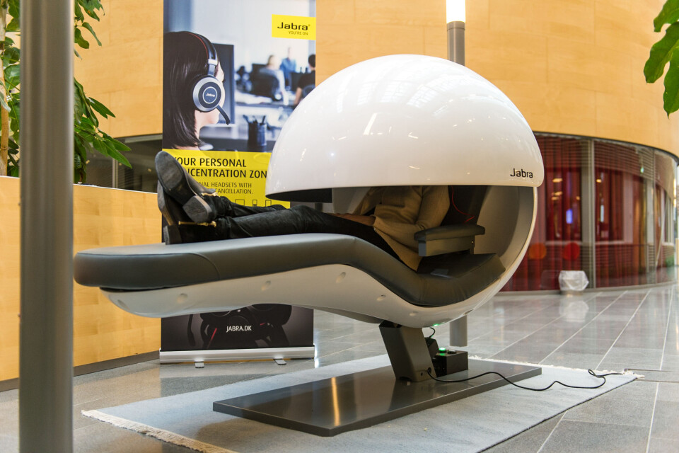 HØNEBLUND: Jabra vil legge til rette for power-napping på jobb for å øke produktivitet og effektivitet. Foto: Jabra Pressefoto HØNEBLUND: Jabra vil legge til rette for power-napping på jobb for å øke produktivitet og effektivitet. Foto: Jabra Pressefoto