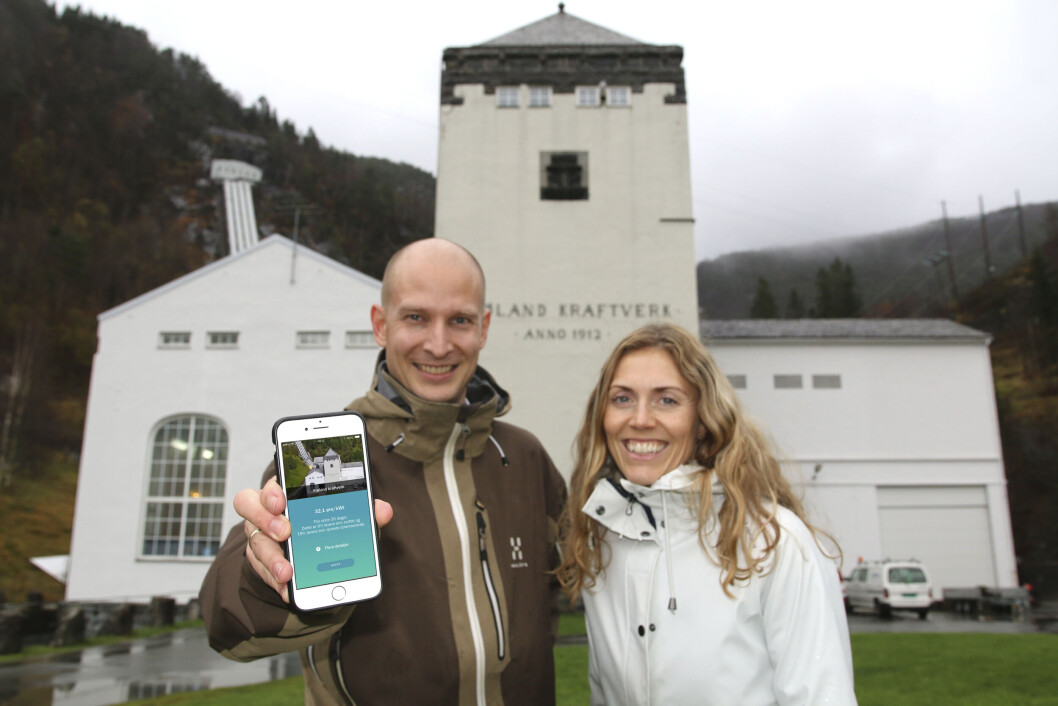 ALLIANSE: Monika Inde Zsak i BKK Grønn Invest og Edgeir Vårdal Aksnes i Tibber presenterer appen som de tror vil revolusjonere det norske kraftmarkedet. (Foto: Jørgen Steffensen/Tibber) ALLIANSE: Monika Inde Zsak i BKK Grønn Invest og Edgeir Vårdal Aksnes i Tibber presenterer appen som de tror vil revolusjonere det norske kraftmarkedet. (Foto: Jørgen Steffensen/Tibber)