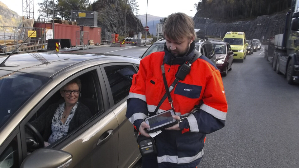 I ALL SLAGS VÆR: Billettør Sigurd Husevåg selger billett til fergepassasjer Grete Nygård ved hjelp av Panasonic Toughpad FZ-M1. (Foto: Panasonic) I ALL SLAGS VÆR: Billettør Sigurd Husevåg selger billett til fergepassasjer Grete Nygård ved hjelp av Panasonic Toughpad FZ-M1. (Foto: Panasonic)