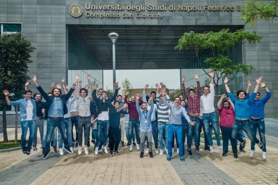 KLARE FOR WWDC: Studenter fra årets kull ved Apples utviklerakademi i Napoli som har fått vite at de er utvalgt til å delta på Apples globale utviklerkonferanse i California i juni. (Foto: Apple)