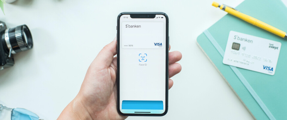 MOBILBETALING: Sbanken vil gjerne at kundene skal ha mulighet til å betale med mobilen og åpner nå for Apple Pay. (Pressefoto: Sbanken)