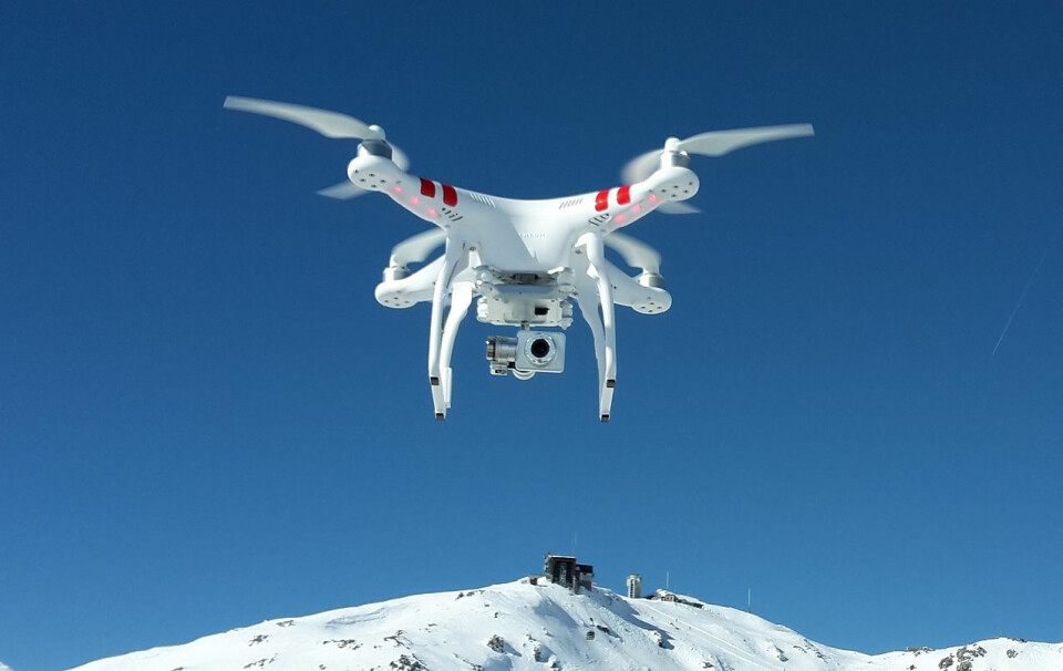 EN BRØKDEL: Ifølge en undersøkelse Opinion har gjort for dronebransjens interesseorganisasjon UAS Norway, eier omtrent 400.000 nordmenn én eller flere droner. Nå har ca 11.000 av disse tatt "førerkortet". (Foto: Lino Schmid/ Wikimedia)