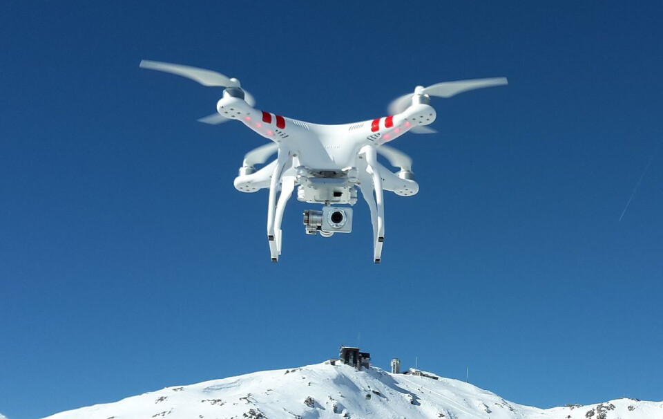 EN BRØKDEL: Ifølge en undersøkelse Opinion har gjort for dronebransjens interesseorganisasjon UAS Norway, eier omtrent 400.000 nordmenn én eller flere droner. Nå har ca 11.000 av disse tatt "førerkortet". (Foto: Lino Schmid/ Wikimedia) EN BRØKDEL: Ifølge en undersøkelse Opinion har gjort for dronebransjens interesseorganisasjon UAS Norway, eier omtrent 400.000 nordmenn én eller flere droner. Nå har ca 11.000 av disse tatt "førerkortet". (Foto: Lino Schmid/ Wikimedia)
