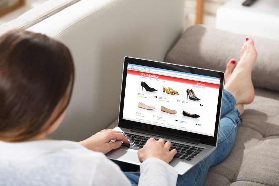 LUKSUS: På ett år har luksusklær blitt den mest ettertraktete produktkategorien for verdens nettshoppere, melder Salesforce. (Foto: Istockphoto/AndreyPopov ) LUKSUS: På ett år har luksusklær blitt den mest ettertraktete produktkategorien for verdens nettshoppere, melder Salesforce. (Foto: Istockphoto/AndreyPopov )