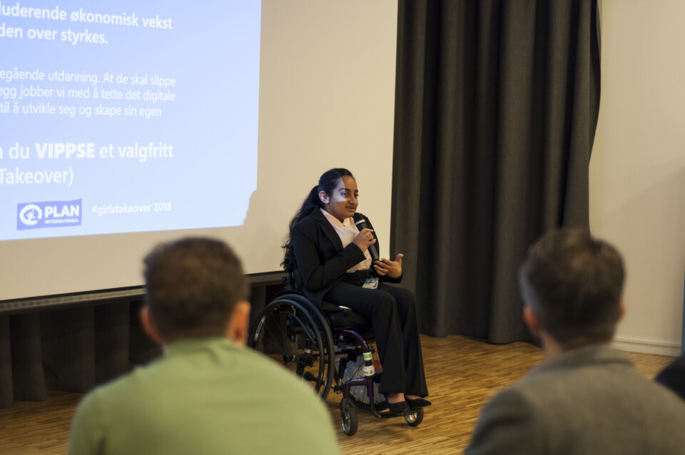 ADM.DIR.: Jeg deltar på Girls Takeover fordi jeg vil vise at man både kan sitte i rullestol og være jente i lederstilling, sier Microsoft Norges konstituerte administrerende direktør Nikita Abbas. (Foto: Microsoft Norge) ADM.DIR.: Jeg deltar på Girls Takeover fordi jeg vil vise at man både kan sitte i rullestol og være jente i lederstilling, sier Microsoft Norges konstituerte administrerende direktør Nikita Abbas. (Foto: Microsoft Norge)