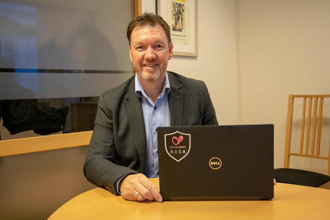 OPPDATER!: – Vi oppfordrer på det sterkeste alle organisasjoner til å implementere samtlige oppdateringer for disse sårbarhetene, en etter en, sier Nils-Ove Gamlem i Check Point. (Foto: Toralv Østvang) OPPDATER!: – Vi oppfordrer på det sterkeste alle organisasjoner til å implementere samtlige oppdateringer for disse sårbarhetene, en etter en, sier Nils-Ove Gamlem i Check Point. (Foto: Toralv Østvang)