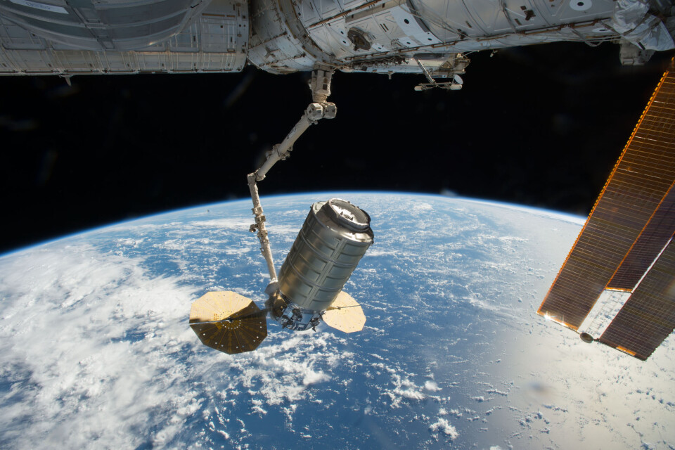 ROM-REPARASJON: Å reparere satellitter ute i rommet kan bli et kosteffektivt alternativ når satellitter feiler uten å være helt ødelagt. (Foto: Nasa/public domain)