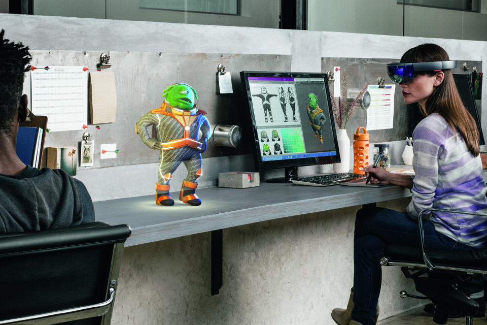 HOLOGRAFI: Utvidet virkelighet – AR – er nok den teknologien som vil bringe oss raskest til opplevelsen av tredimensjonale holografier i den virkelige verden. (Foto: Microsoft Press Photo)