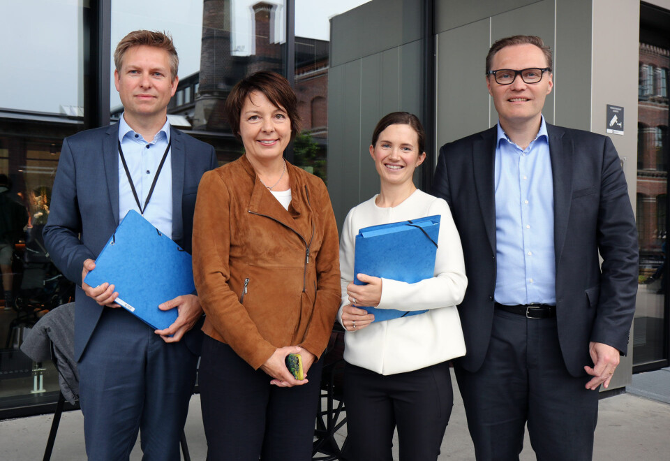 KONTRAKTSINNGÅELSE: Fra venstre: Fredrik Glorvigen og Bodil Rabben fra Direktoratet for e-Helse sammen med Elin Heir og Jens Middborg fra Capgemini. (Foto: Capgemini) KONTRAKTSINNGÅELSE: Fra venstre: Fredrik Glorvigen og Bodil Rabben fra Direktoratet for e-Helse sammen med Elin Heir og Jens Middborg fra Capgemini. (Foto: Capgemini)