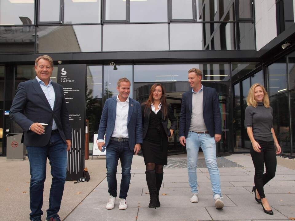 SUNDTKVARTALET: Henning, Otto, Tone, Egil og Siri foran inngangen til IBM. (Alle foto: Stine Marie Hagen)