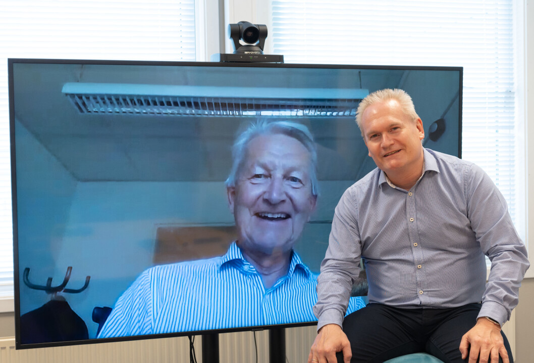 DIGITALE BESØK: Haakon Skaarer i Hospital IT (på skjermen) og Hans Johan Tofteng i Easymeeting AS inngår strategisk samarbeidsavtale. (Foto: Easymeeting) DIGITALE BESØK: Haakon Skaarer i Hospital IT (på skjermen) og Hans Johan Tofteng i Easymeeting AS inngår strategisk samarbeidsavtale. (Foto: Easymeeting)