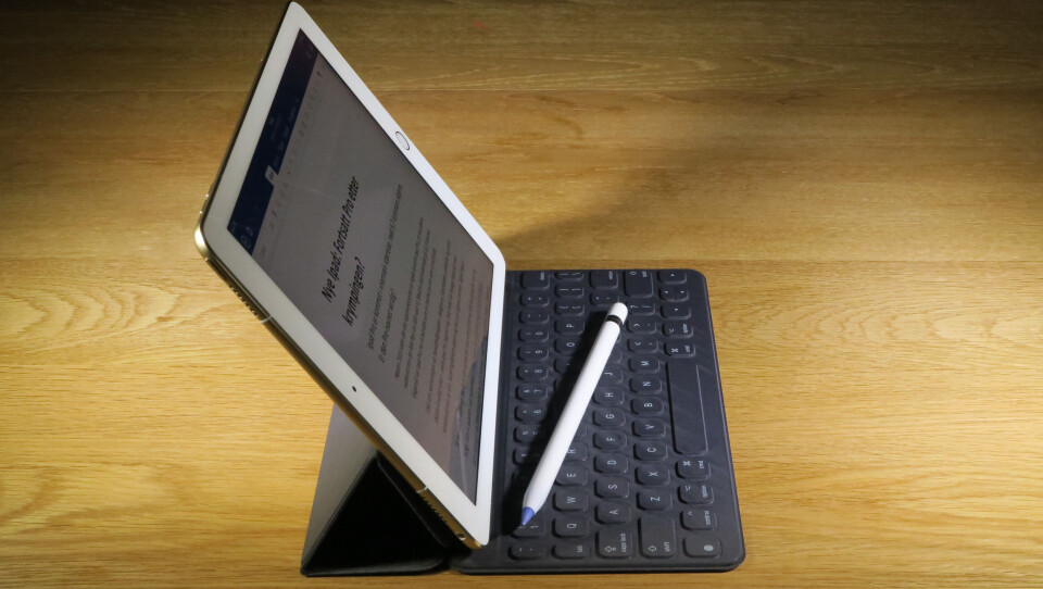 PENN OG NETTBRETT: Apple Pencil fungerer blant annet på 9,7-tommers iPad Pro. (Foto: Toralv Østvang) PENN OG NETTBRETT: Apple Pencil fungerer blant annet på 9,7-tommers iPad Pro. (Foto: Toralv Østvang)
