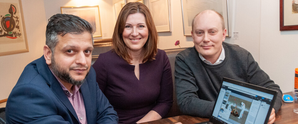 NORSK/BRITISK SUKSESS: Fra Fotowares politi-samling på Aker Brygge. Til venstre Faisal Mahmood fra Medialogix, som har installert Fotoware hos over 80 prosent av de britiske politidistriktene, i samtale med Anne Gretland og Olav Andreas Frenning hos Fotoware. (Foto: Toralv Østvang) NORSK/BRITISK SUKSESS: Fra Fotowares politi-samling på Aker Brygge. Til venstre Faisal Mahmood fra Medialogix, som har installert Fotoware hos over 80 prosent av de britiske politidistriktene, i samtale med Anne Gretland og Olav Andreas Frenning hos Fotoware. (Foto: Toralv Østvang)