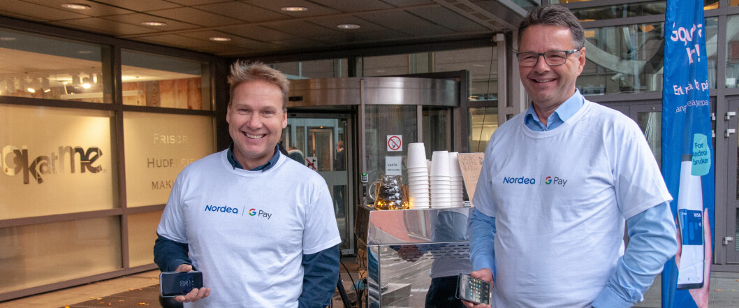 GOOGLE PAY: John Sætre (til venstre) i Nordea og Jens Nes i Visa lanserer Google Pay i Norge med kaffeservering utenfor Nordea-lokalene i VG-bygget i Oslo. (Foto: Toralv Østvang)
