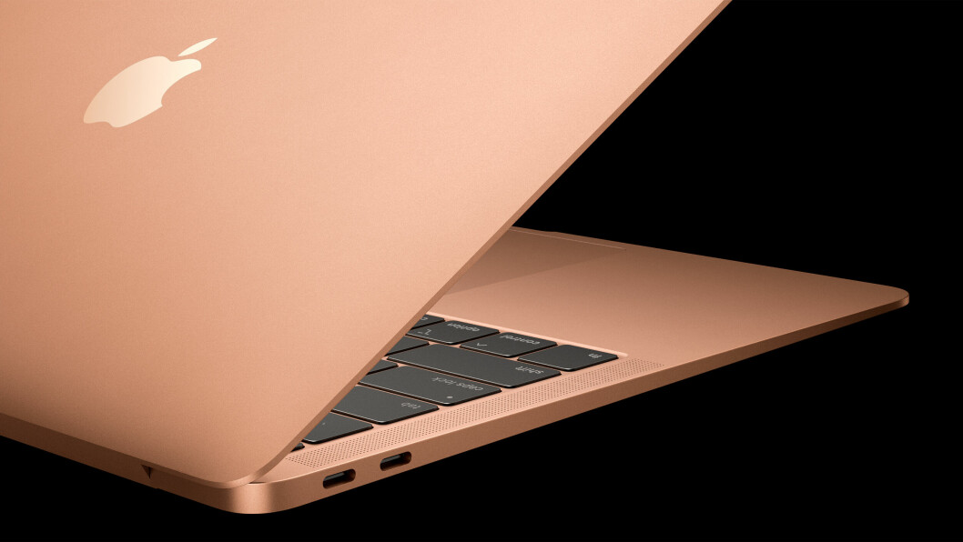 SLANKERE: MacBook Air er tynnere og mindre, men kraftigere og har to USB-C-porter. (Pressefoto: Apple)