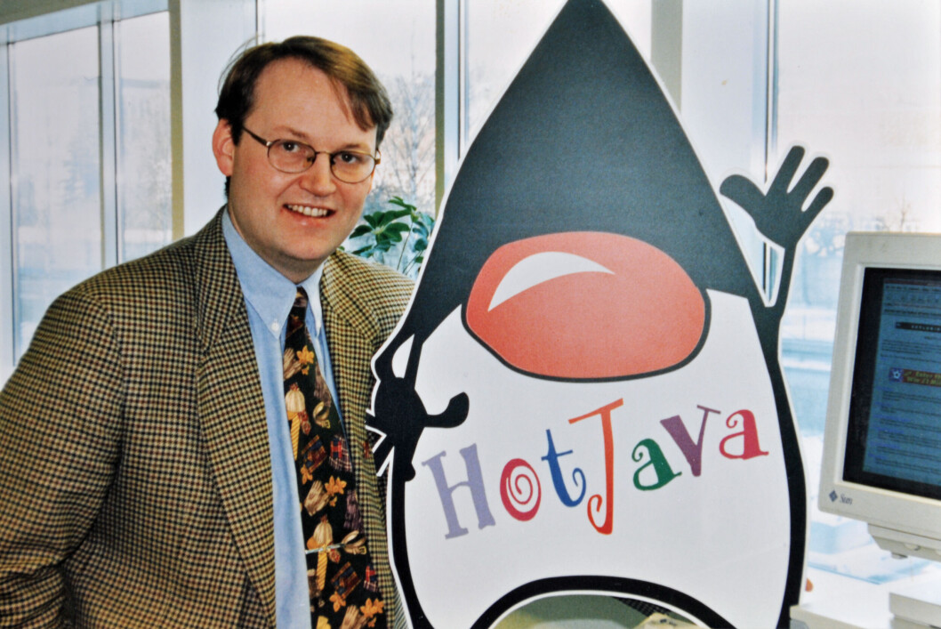 FULL FART: På siste halvdel av 90-tallet hadde blant andre Skrivervik Data stor suksess, takket være Java. Her Jens Rugseth, daværende administrerende direktør, avbildet i 1996 mens han selger HotJava, den første nettleseren som støttet Java applets. (Arkivfoto: Knut Gjernes) FULL FART: På siste halvdel av 90-tallet hadde blant andre Skrivervik Data stor suksess, takket være Java. Her Jens Rugseth, daværende administrerende direktør, avbildet i 1996 mens han selger HotJava, den første nettleseren som støttet Java applets. (Arkivfoto: Knut Gjernes)