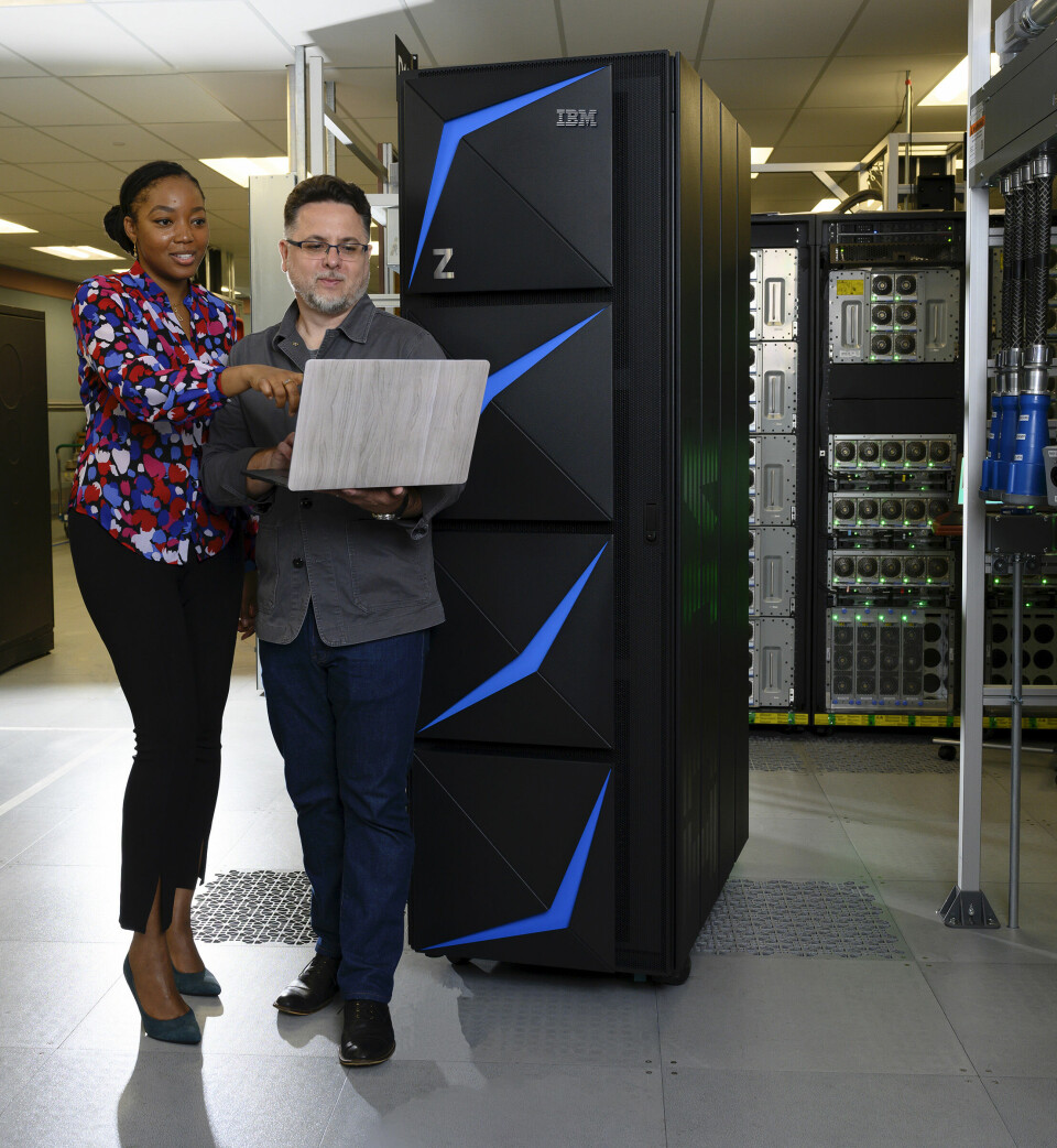 DISKUTERER: To fagfolk hos IBM diskuterer den nye utgaven av IBM stormaskin, z15, som nå benytter standard 19 tommers monteringskabinetter. Maskinen leveres som én til fire kabinetter. I tillegg kommer lagringen. IBM foretrekker bruk av DS8900 med NVMe-basert lagring.