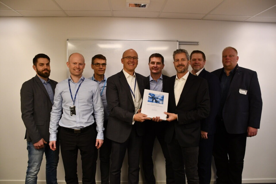 AVTALE: Fra venstre Ferdinand Mailand (Basefarm), Espen Thun Hoel (Bane Nor), Petter Tuft (Bane Nor), Sverre Kjenne (Bane Nor), Petter M. Tømmeraas (Basefarm), Fredrik Ohlsén (Basefarm), Andreas Myr (Basefarm), Michael Storrøsten (Basefarm). (Foto: Basefarm/Bane Nor) AVTALE: Fra venstre Ferdinand Mailand (Basefarm), Espen Thun Hoel (Bane Nor), Petter Tuft (Bane Nor), Sverre Kjenne (Bane Nor), Petter M. Tømmeraas (Basefarm), Fredrik Ohlsén (Basefarm), Andreas Myr (Basefarm), Michael Storrøsten (Basefarm). (Foto: Basefarm/Bane Nor)