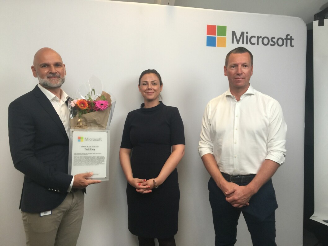 KÅRING: Fra venstre står Norges-sjef Christian Pedersen i Tietoevry sammen med Nermina Isabegovic Rygg og Morten Meier, begge fra Microsoft.