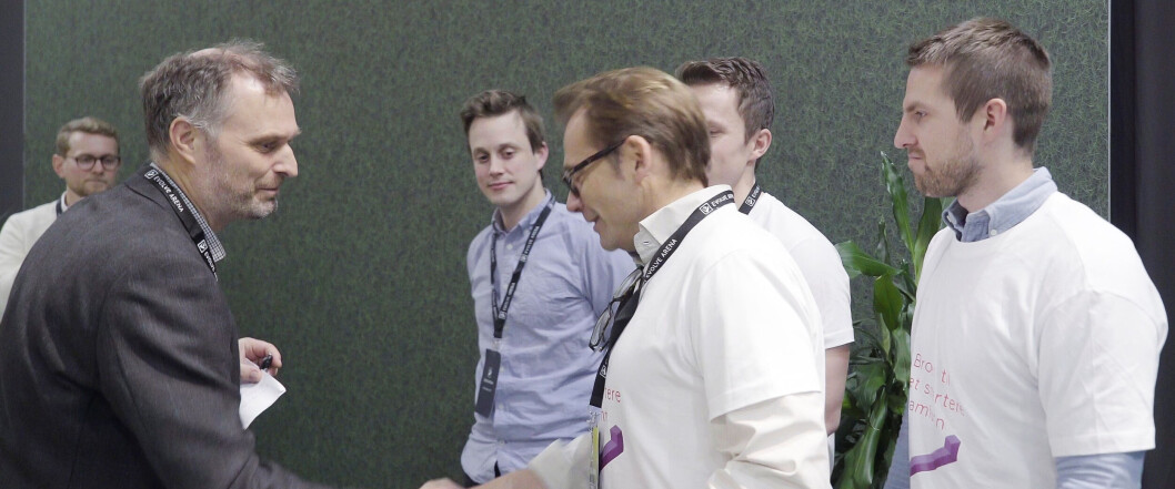 VINNERNE: Jurymedlem Kjell Håvard Belsvik (til venstre) gratulerer en del av vinnerne i Openlab Hackathon, Lars Moastuen i Sopra Steria, Jan Erik Hoel, Kristian Selvaag og Richard Virion fra Trimble. (Foto: Jon Gorospe) VINNERNE: Jurymedlem Kjell Håvard Belsvik (til venstre) gratulerer en del av vinnerne i Openlab Hackathon, Lars Moastuen i Sopra Steria, Jan Erik Hoel, Kristian Selvaag og Richard Virion fra Trimble. (Foto: Jon Gorospe)