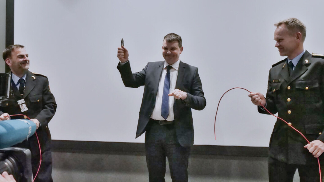 ÅPNING: Justis- og innvandringsminister Tor Mikkel Wara klippet snoren, for anledningen en Ethernet-kabel, da det nye nasjonale cybersikkerhetssenteret NC3 hos Kripos åpnet. (Foto: Kripos) ÅPNING: Justis- og innvandringsminister Tor Mikkel Wara klippet snoren, for anledningen en Ethernet-kabel, da det nye nasjonale cybersikkerhetssenteret NC3 hos Kripos åpnet. (Foto: Kripos)