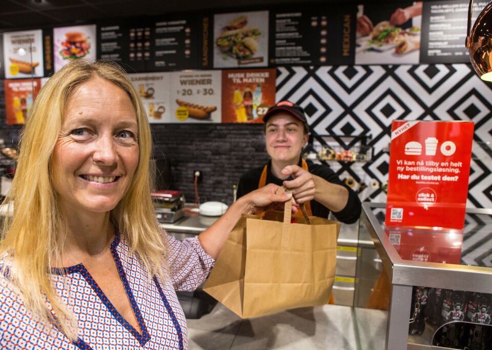 KLIKK OG HENT. Viktor Pettersson på Circle K Kiellands plass overleverer en pose ferdigpakkede varer til Mia Cathrine Tveit Stoknes. Foto: Johnny Syversen.