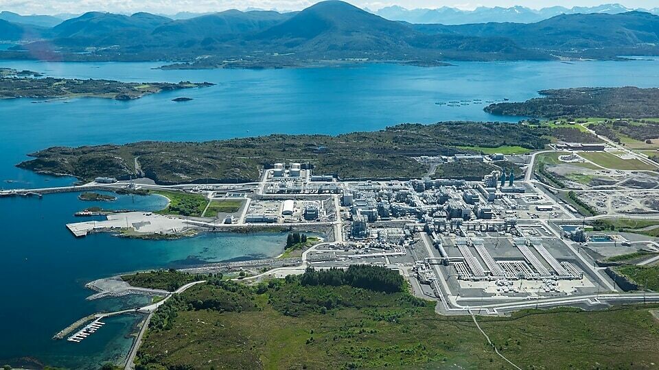 NYHAMNA: På øya Gossen i Aukra kommune ligger fabrikken som nå skal få utviklet en digital tvilling. Fabrikken sto ferdig i 2007. (Foto: Norske Shell)
