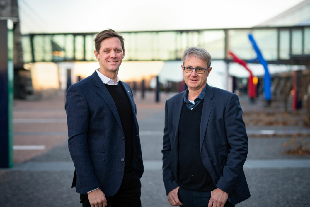 SAMARBEID: Sven Størmer Thaulow, administrerende direktør i Cisco Norge, og Bjørn Amundsen, dekningsdirektør i Telenor Norge, gleder seg over samarbeidet mellom Cisco og Telenor. (Foto: Martin Fjellaner)