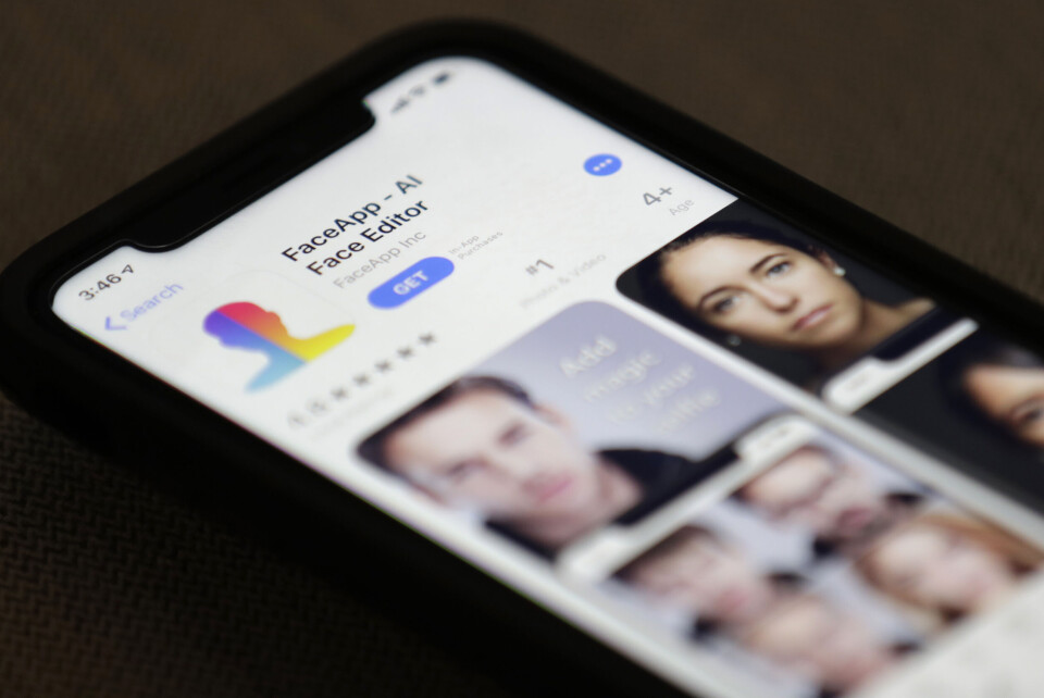 Forbrukerrådet er bekymret for at bildene i den populære appen FaceApp kan misbrukes og at vilkårene bryter med flere norske lover. Foto: Jenny Kane/AP/NTB scanpix Forbrukerrådet er bekymret for at bildene i den populære appen FaceApp kan misbrukes og at vilkårene bryter med flere norske lover. Foto: Jenny Kane/AP/NTB scanpix