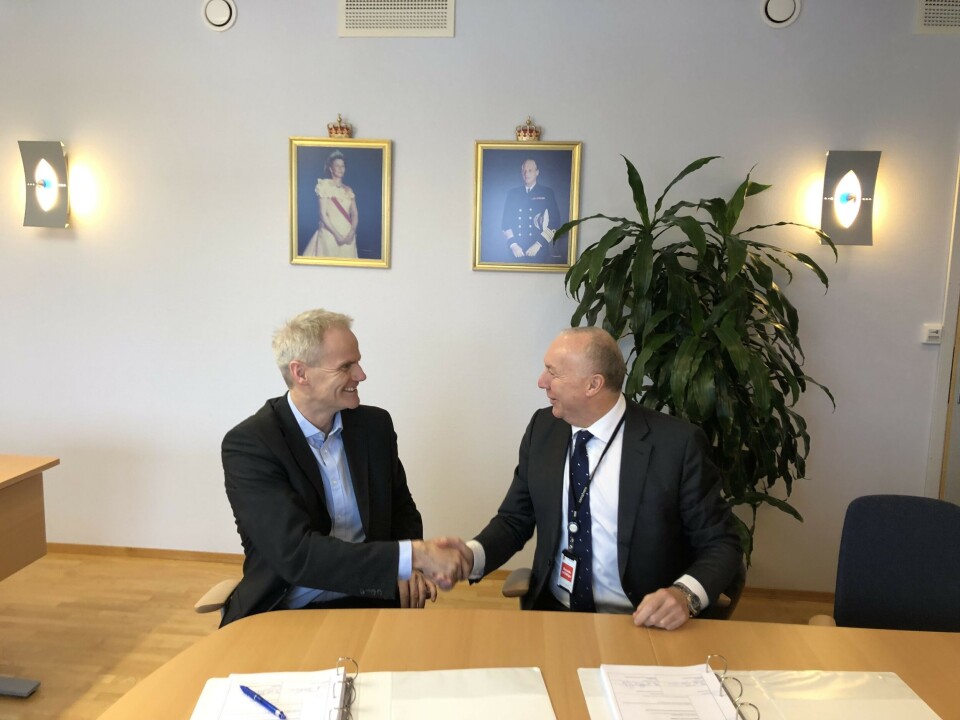 FORSVARSKONTRAKT. (f.v.) Eiliv Ofigsbø, direktør for ikt-kapasiteter i Forsvarsmateriell, fornyer avtalen med Sopra Steria, her ved administrerende direktør Kjell Rusti. Foto: Sopra Steria