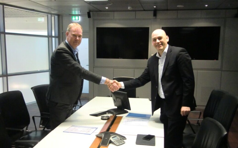 DEAL: Telenor og Eltel enige om ett års forlengelse av samarbeidsavtale. Fra venstre: Thor-Egel Bråthen, adm. dir. Eltel Networks AS og Bjørn Ivar Moen, fungerende adm. dir. Telenor Norge. (Foto: Eltel Networks)