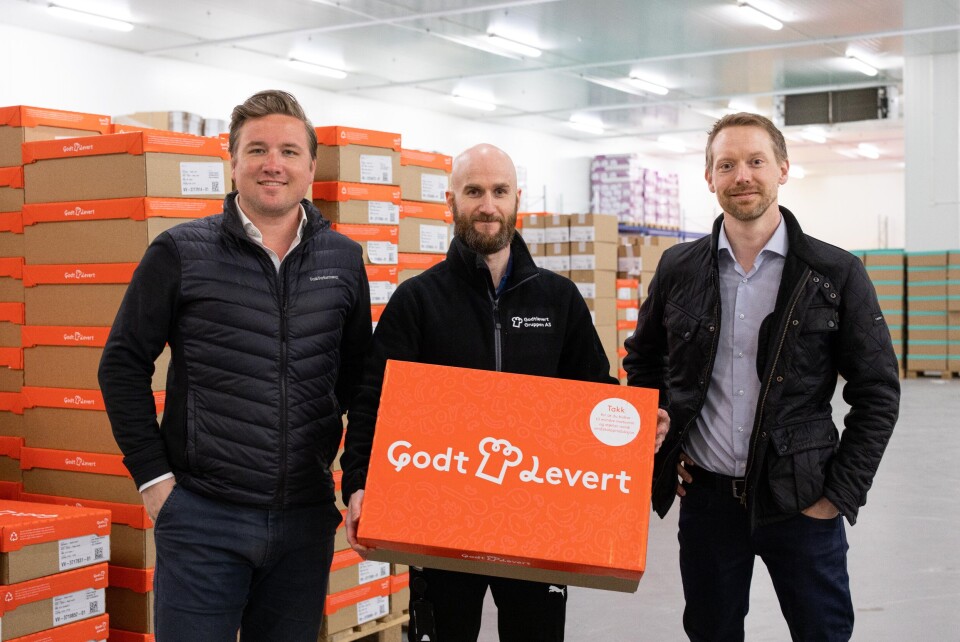 PERSONLIGE MATKASSER. Teknologidirektør Alexander Aagren (t.v.) i GodtlevertGruppen og dataforsker Lars Løvlie i Sopra Steria (t.h.) skal bruke kunstig intelligens for å forutsi kundens behov. I midten lagersjef Tom Henning Gundersen. (Foto: Maverix) PERSONLIGE MATKASSER. Teknologidirektør Alexander Aagren (t.v.) i GodtlevertGruppen og dataforsker Lars Løvlie i Sopra Steria (t.h.) skal bruke kunstig intelligens for å forutsi kundens behov. I midten lagersjef Tom Henning Gundersen. (Foto: Maverix)