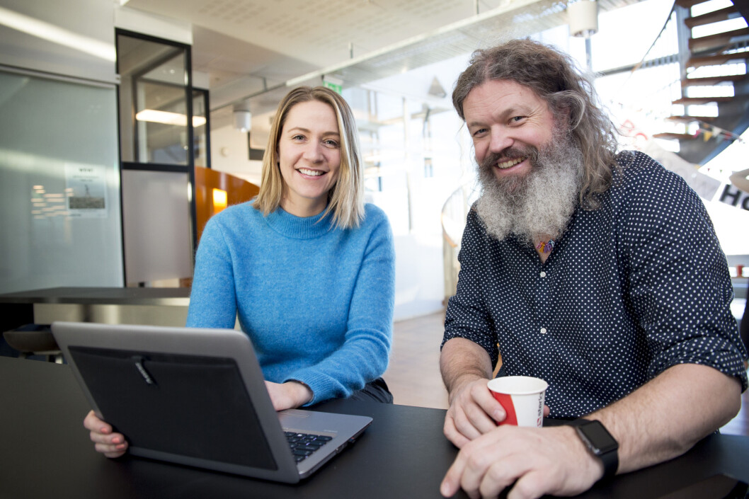 INGEN PEKEFINGER: Cathrine Singstad fra Sopra Steria og Torgeir Waterhouse i IKT-Norge vil sammen med Lær Kidsa Koding gi 10-13-åring kunnskapen de trenger til å ta tryggere nettvalg i hverdagen. Dette vil de gjøre uten å være belærende. Foto: Hanne Kristine Fjellheim INGEN PEKEFINGER: Cathrine Singstad fra Sopra Steria og Torgeir Waterhouse i IKT-Norge vil sammen med Lær Kidsa Koding gi 10-13-åring kunnskapen de trenger til å ta tryggere nettvalg i hverdagen. Dette vil de gjøre uten å være belærende. Foto: Hanne Kristine Fjellheim