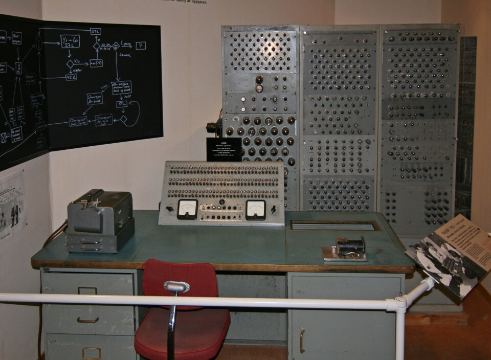 NUSSE: Norsk Universell Siffermaskin Selvstyrt Elektronisk, "Nusse", var en av Norges aller første datamaskiner. Den får nok en fin plass i utstillingen når Teknisk museums store tele- og it-utstilling åpner i 2021. (Foto: Teknisk museum/PD)