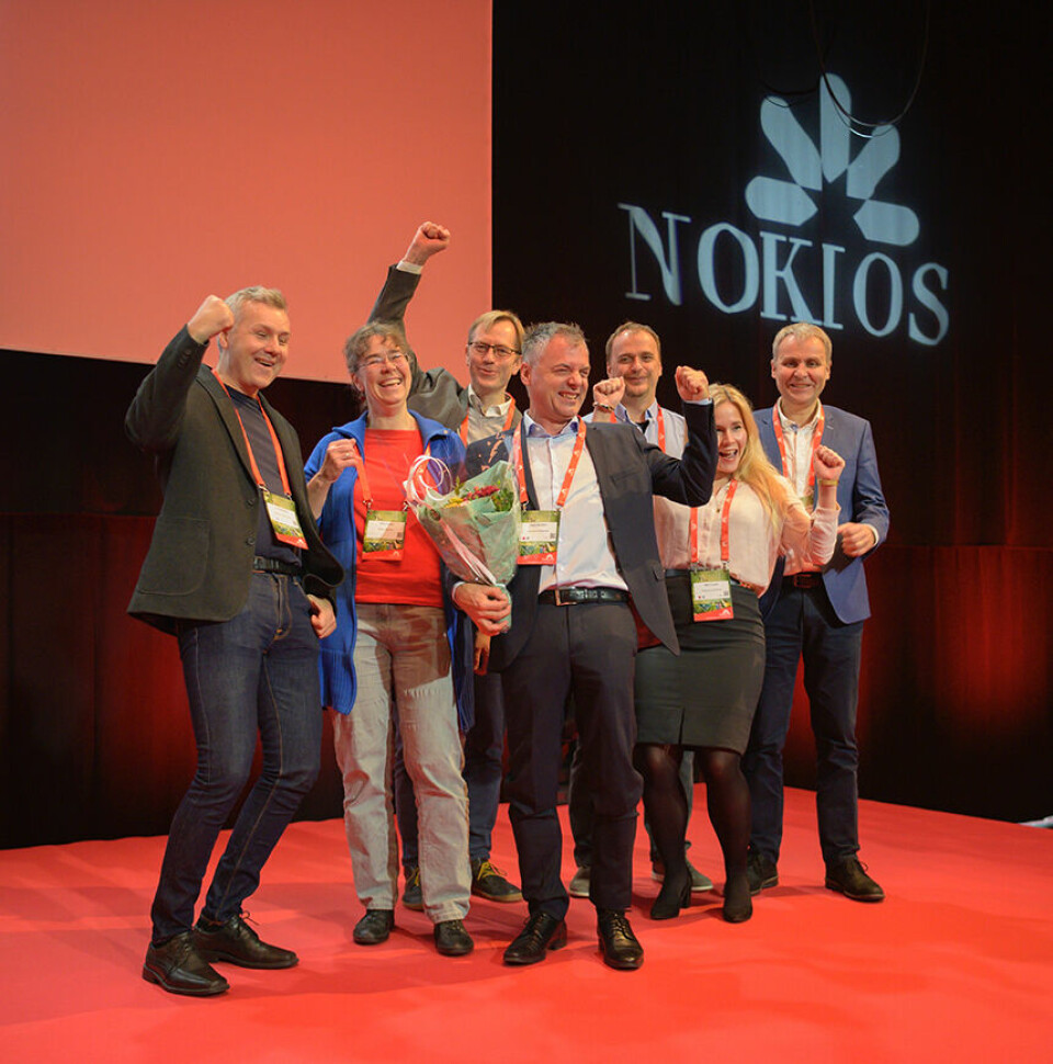 VINNERE: Så glad blir man når man vinner Fyrlykt-prisen. Dette er vinnerne fra i fjor, som representerte Felles Datakatalog hos Brønnøysundregistrene. (Foto: Nokios.no)