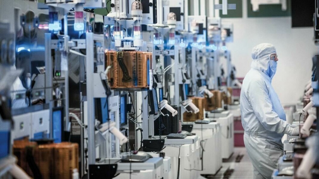 BRIKKER: Produksjon av mikrobrikker krever spesialutviklet utstyr. (Foto: Intel).