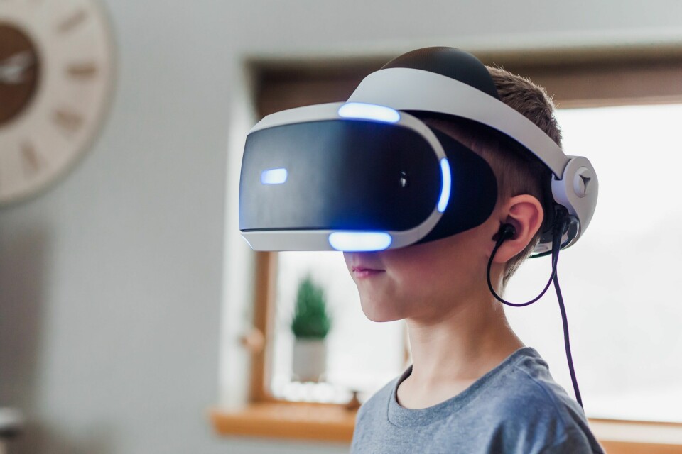 VR: Jenter er i mindretall i forhold til gutter når det gjelder bruk av spillkonsoller og VR, men i flertall når det gjelder smartklokke og nettbrett, viser Medietilsynets Foreldreundersøkelse 2020. Foto: Jessica Lewis - Unsplash