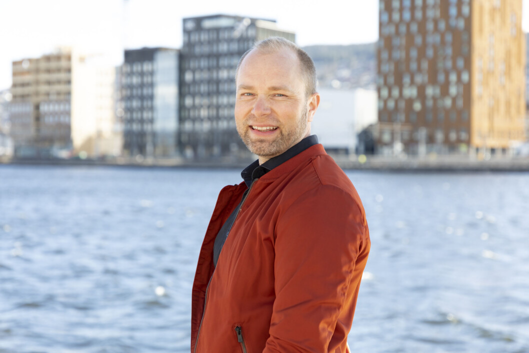 NY I DRAMMEN. Egil André Ø. Jacobsen er opprinnelig fra Ringerike, men bor nå i Lier som ligger rett utenfor Drammen. Nå vil han bygge lokal identitet og samhørighet på Drammen-kontoret til Sopra Steria. (Foto: Kristin Jacobsen/Studio Oscar) NY I DRAMMEN. Egil André Ø. Jacobsen er opprinnelig fra Ringerike, men bor nå i Lier som ligger rett utenfor Drammen. Nå vil han bygge lokal identitet og samhørighet på Drammen-kontoret til Sopra Steria. (Foto: Kristin Jacobsen/Studio Oscar)