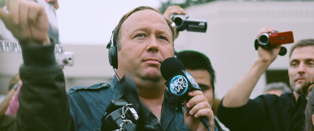 POD: Alex Jones, her i et foto fra en demonstrasjon i Dallas for fire år siden. (Foto: Sean P. Anderson/Wikimedia Commons/CC-by-2.0) POD: Alex Jones, her i et foto fra en demonstrasjon i Dallas for fire år siden. (Foto: Sean P. Anderson/Wikimedia Commons/CC-by-2.0)