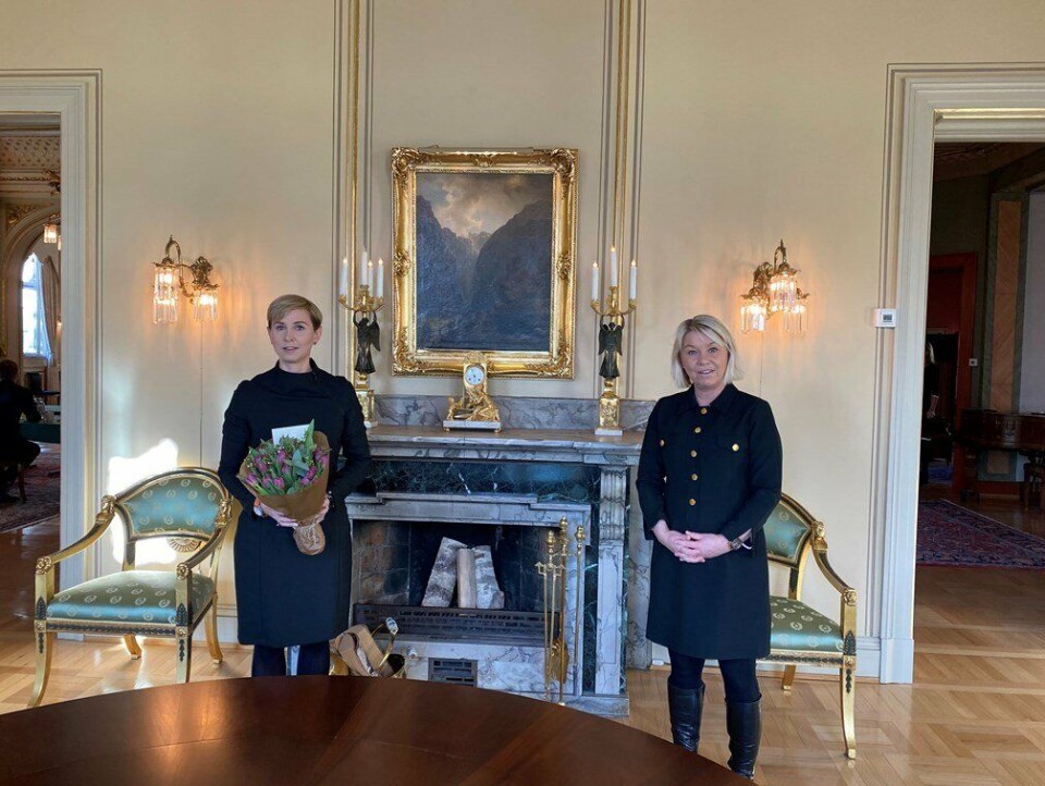 SEKS ÅR: Sofie Nystrøm ble utnevnt til ny direktør i Nasjonal sikkerhetsmyndighet 12. februar 2021. I den anledning fikk hun blomster av justis- og beredskapsminister Monica Mæland. (Foto: Justisdepartementet).