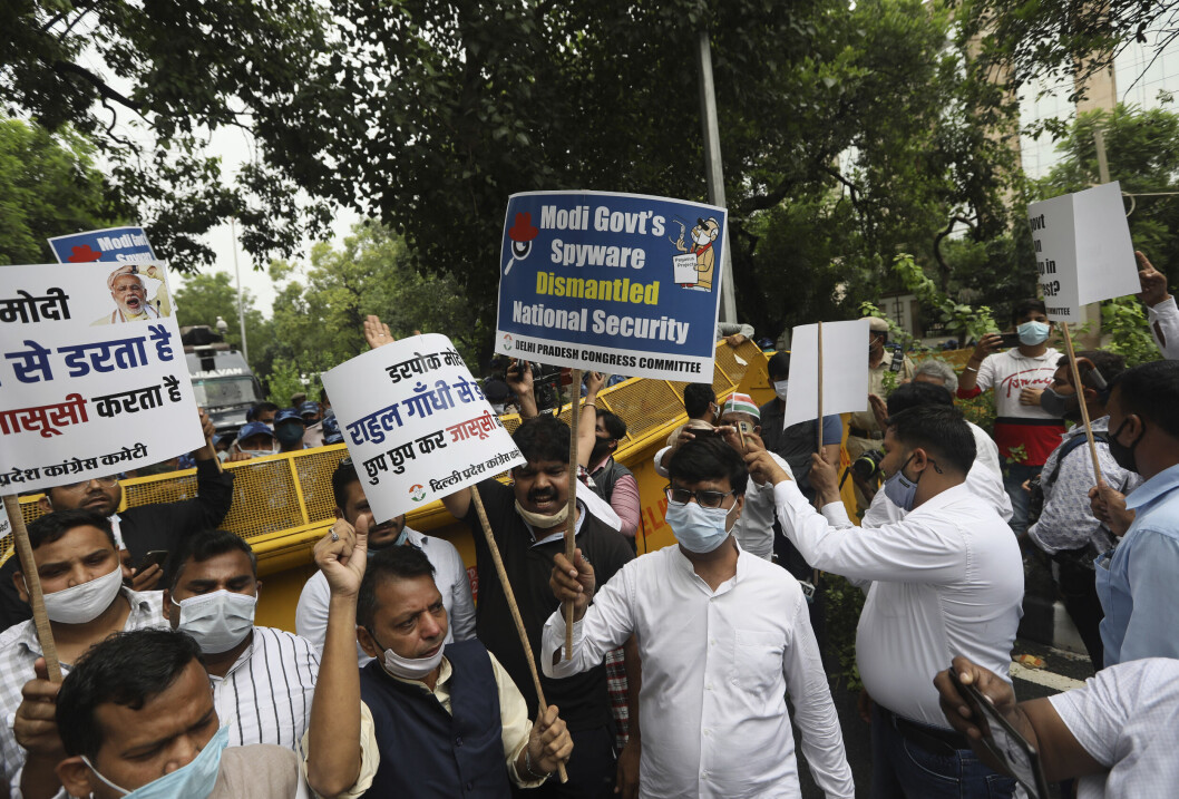 PROTESTER: Lederen for protesten mot overvåking med militær israelsk programvare blir hjulpet over en politisperring i India. Foto: Manish Swarup, AP/NTB PROTESTER: Lederen for protesten mot overvåking med militær israelsk programvare blir hjulpet over en politisperring i India. Foto: Manish Swarup, AP/NTB