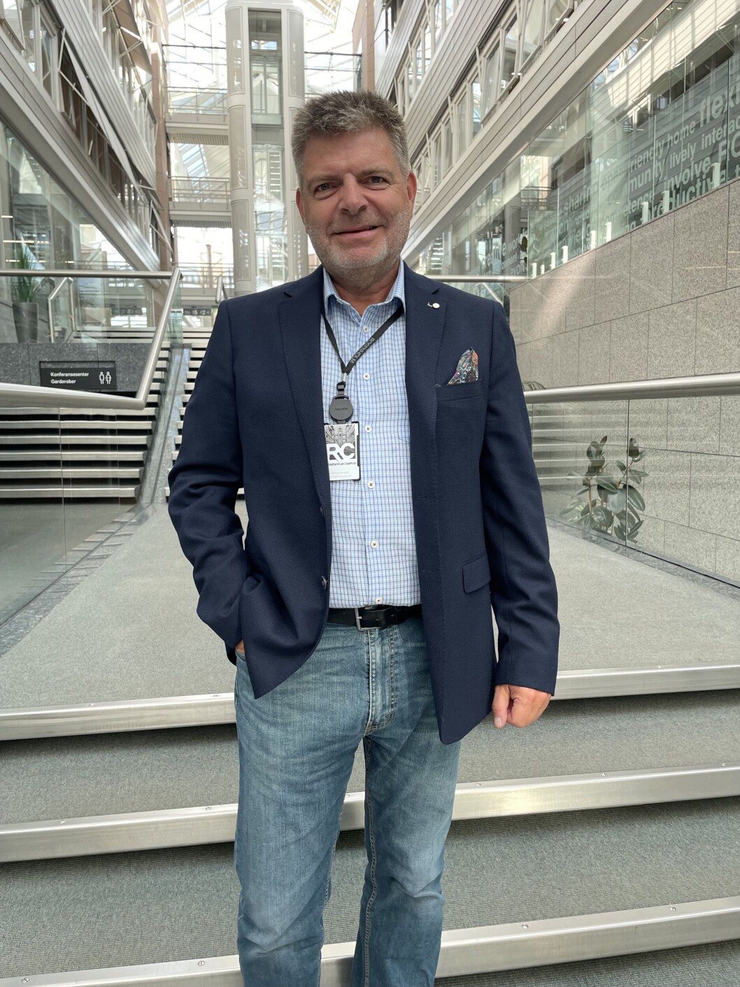 PLASSBESPARENDE: Svein Harald Olavesen, grunnlegger og CEO i Green Edge Compute, forteller at det ikke er behov for avstand og luft mellom hvert rack i deres datasentre, ettersom de benytter seg av vannkjøling istedenfor lufkjøling. Dermed kan de bygge tett på liten plass. (Foto: Green Edge Compute) PLASSBESPARENDE: Svein Harald Olavesen, grunnlegger og CEO i Green Edge Compute, forteller at det ikke er behov for avstand og luft mellom hvert rack i deres datasentre, ettersom de benytter seg av vannkjøling istedenfor lufkjøling. Dermed kan de bygge tett på liten plass. (Foto: Green Edge Compute)