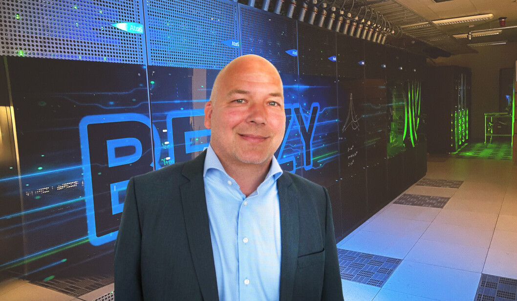 JAKT PÅ DATASENTER: Roger Kvam i Sigma2 leder prosjektet som skal finne et egnet datasenter for Norges fremtidige HPC- og lagringsanlegg. Her foran Norges kraftigste superdatamaskin «Betzy». (Foto: Sigma2) JAKT PÅ DATASENTER: Roger Kvam i Sigma2 leder prosjektet som skal finne et egnet datasenter for Norges fremtidige HPC- og lagringsanlegg. Her foran Norges kraftigste superdatamaskin «Betzy». (Foto: Sigma2)