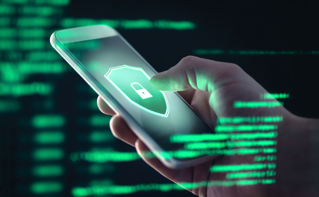 FORSIKTIG: Telenor ber folk om å ikke klikke på ukjente lenker eller laste ned ukjent innhold på mobilen. (Foto: Istock) FORSIKTIG: Telenor ber folk om å ikke klikke på ukjente lenker eller laste ned ukjent innhold på mobilen. (Foto: Istock)