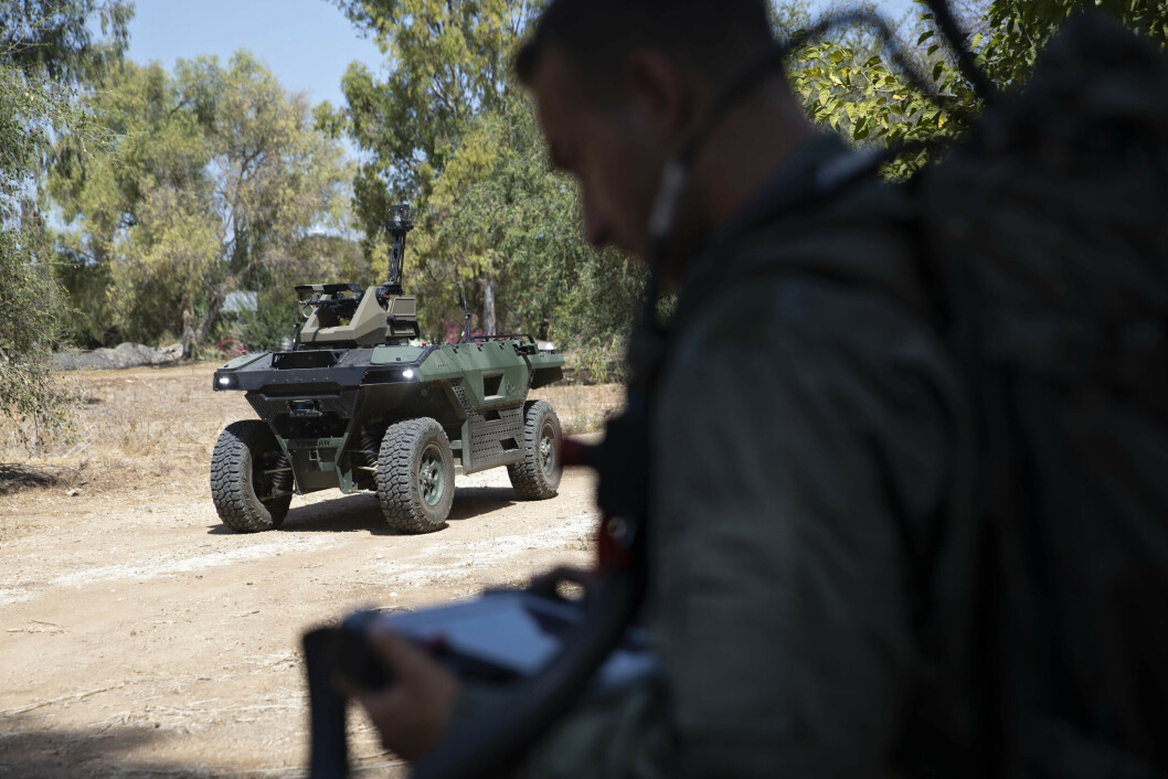 FJERNSTYRT: Den fjernstyrte forsvarsroboten Rex MkII ble vist fram på en forsvarsmesse i London mandag. Her er den firehjulsdrevne roboten fotografert på området til Israel Aerospace Industries utenfor byen Lod tidligere i måneden. (Foto: Sebastian Scheiner / AP / NTB) FJERNSTYRT: Den fjernstyrte forsvarsroboten Rex MkII ble vist fram på en forsvarsmesse i London mandag. Her er den firehjulsdrevne roboten fotografert på området til Israel Aerospace Industries utenfor byen Lod tidligere i måneden. (Foto: Sebastian Scheiner / AP / NTB)