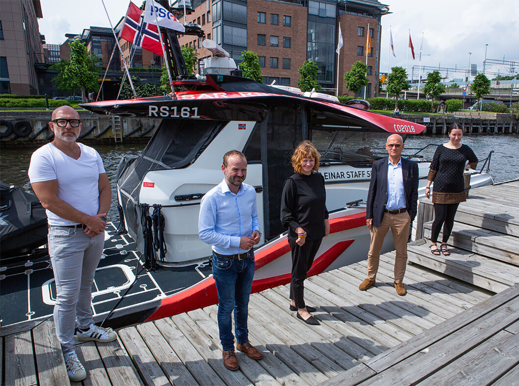 VIL REDDE LIV: : F.v. Fredrik B. Werpen (forretningsutvikler, Sikri), Nicolay Moulin (CEO, Sikri), Tanja Krangnes (fagleder drukningsforebygging, RS), Martin Fuhr Bolstad (direktør prosjekter, RS) og Kaisa Korsak (KI-utvikler, Sikri).(Foto: Redningsselskapet) VIL REDDE LIV: : F.v. Fredrik B. Werpen (forretningsutvikler, Sikri), Nicolay Moulin (CEO, Sikri), Tanja Krangnes (fagleder drukningsforebygging, RS), Martin Fuhr Bolstad (direktør prosjekter, RS) og Kaisa Korsak (KI-utvikler, Sikri).(Foto: Redningsselskapet)