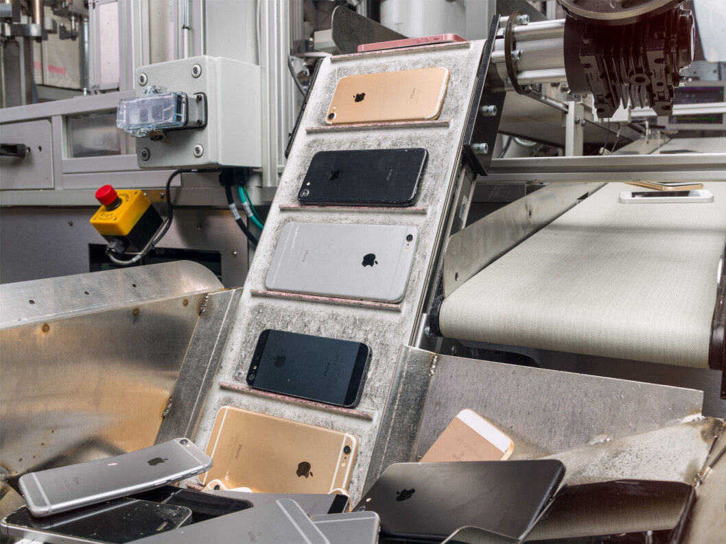 DAISY DOES: Roboten Daisy er designet og bygget av Apple for å demontere enheter og utnytte materialet inni. Roboten kan identifisere og demontere 23 forskjellige iPhone-modeller med en hastighet på 200 enheter i timen, som er omtrent 1,2 millioner enheter per år. (Foto: Atea) DAISY DOES: Roboten Daisy er designet og bygget av Apple for å demontere enheter og utnytte materialet inni. Roboten kan identifisere og demontere 23 forskjellige iPhone-modeller med en hastighet på 200 enheter i timen, som er omtrent 1,2 millioner enheter per år. (Foto: Atea)