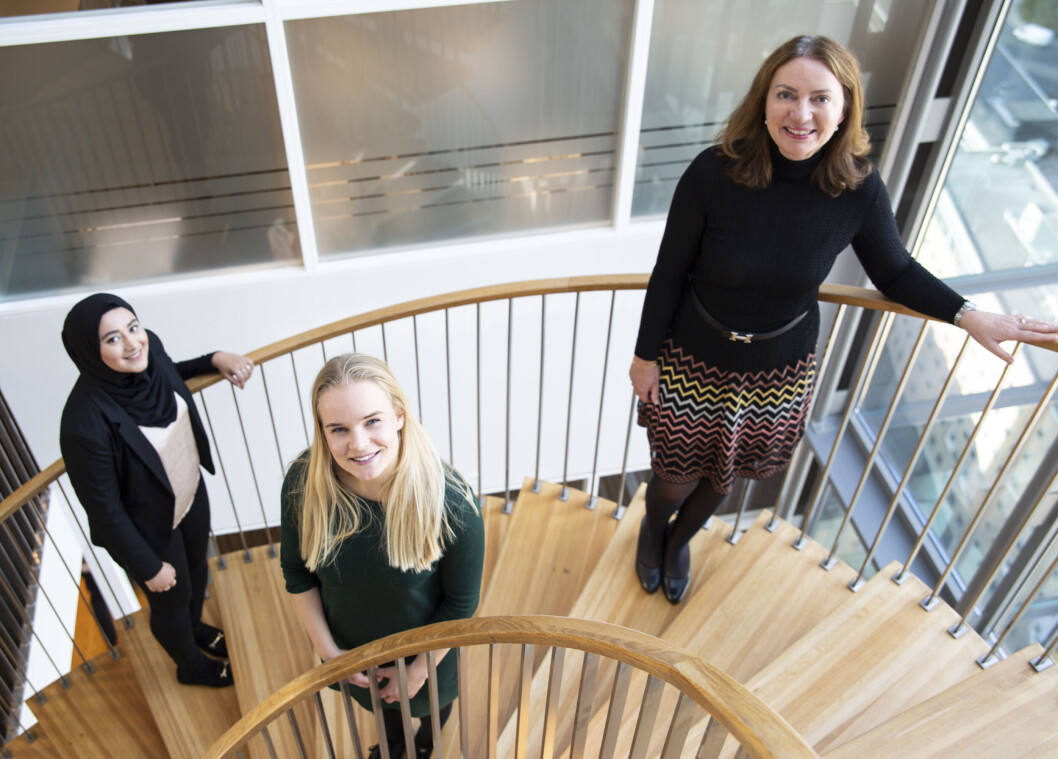 PÅ TOPP 10: Rameen Khan, Helena Haugane og Solfrid Skilbrigt i Sopra Steria setter pris på samfunnsbidraget i selskapet, og oppgir det som en av grunnene til at de ville jobbe i Sopra Steria. (Foto: Sopra Steria) PÅ TOPP 10: Rameen Khan, Helena Haugane og Solfrid Skilbrigt i Sopra Steria setter pris på samfunnsbidraget i selskapet, og oppgir det som en av grunnene til at de ville jobbe i Sopra Steria. (Foto: Sopra Steria)
